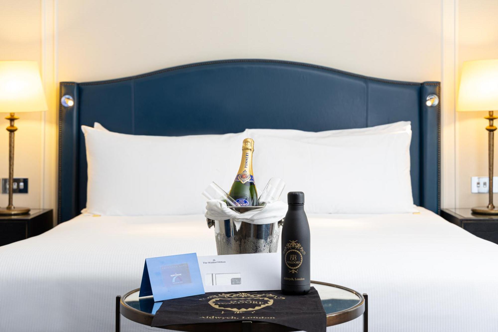 The Waldorf Hilton Hotel Лондон Екстериор снимка