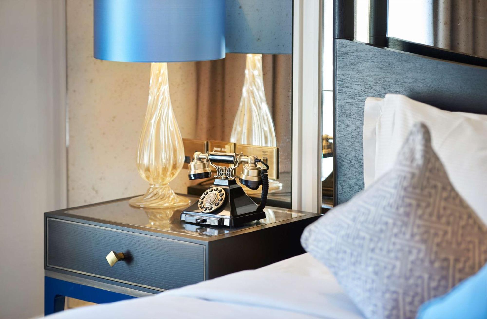 The Waldorf Hilton Hotel Лондон Екстериор снимка