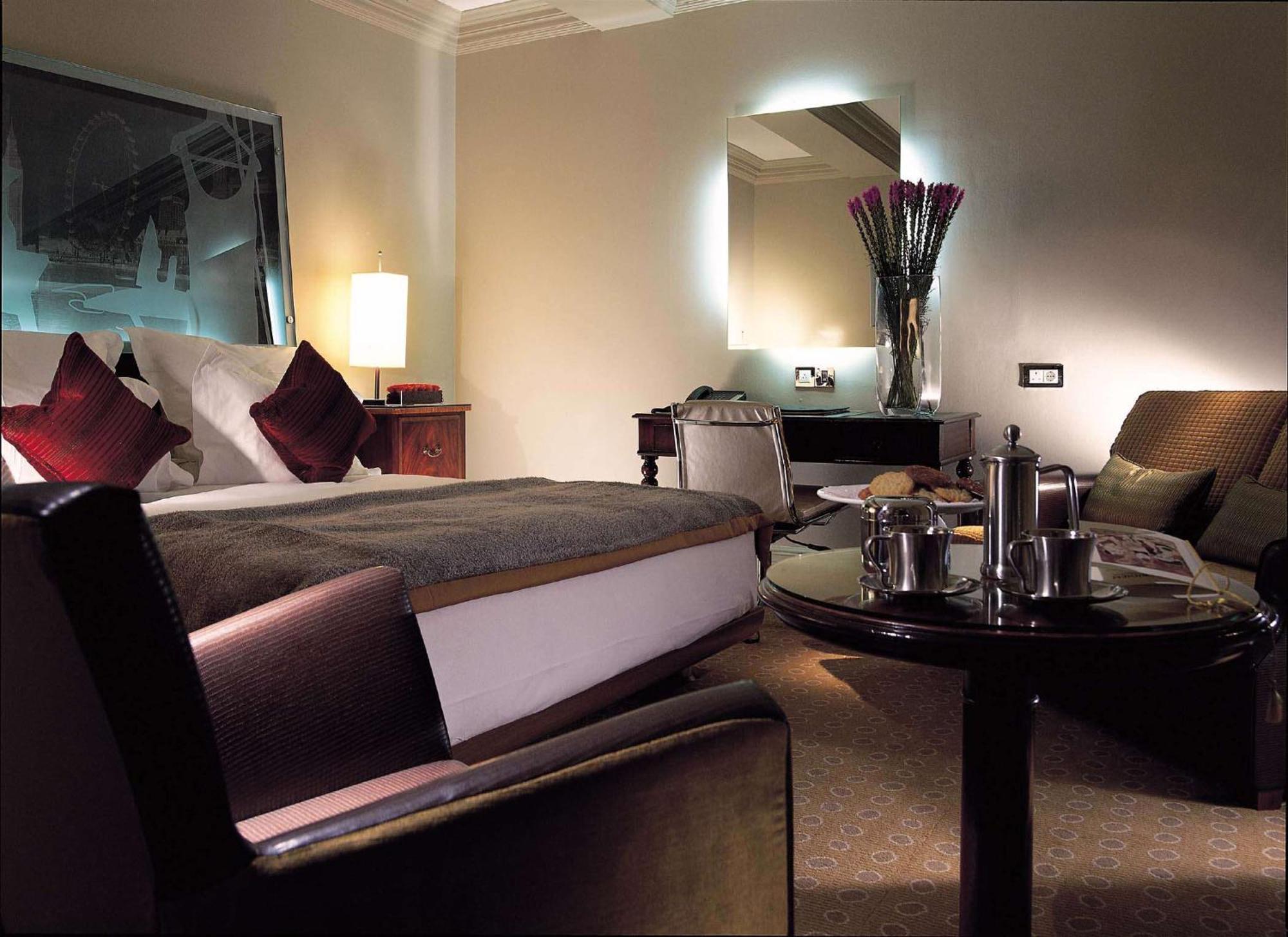 The Waldorf Hilton Hotel Лондон Екстериор снимка