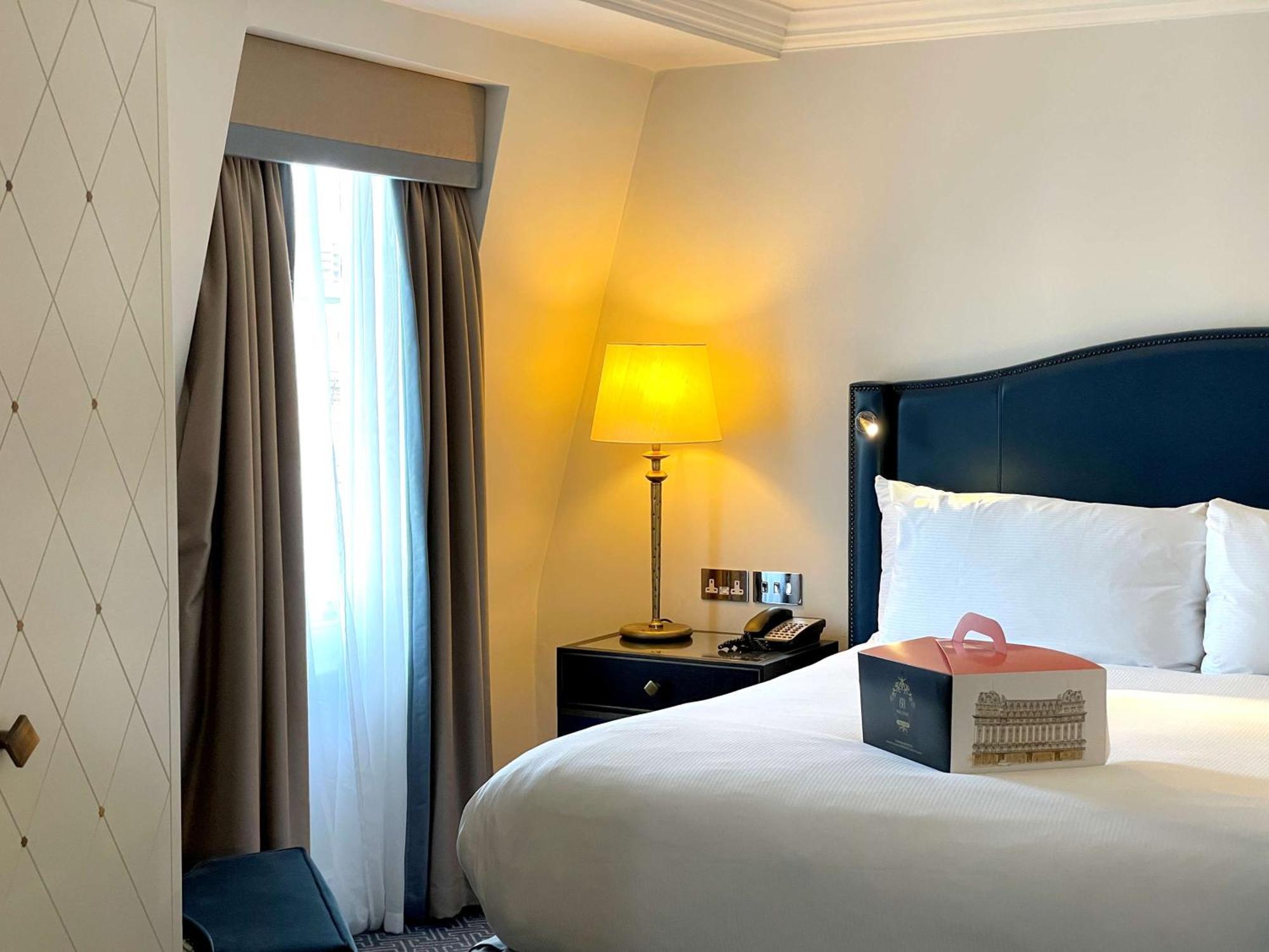 The Waldorf Hilton Hotel Лондон Екстериор снимка