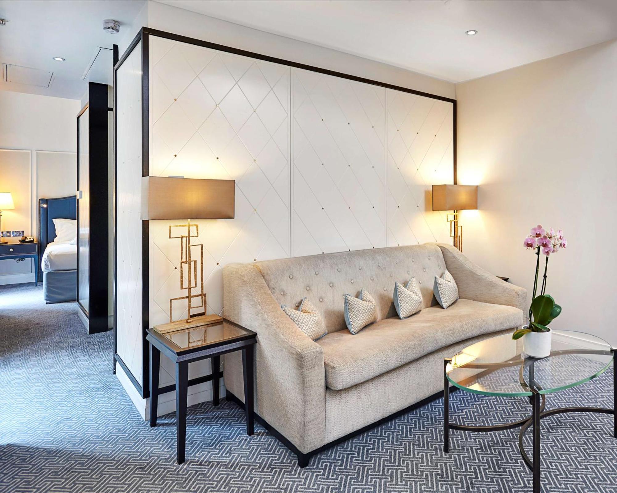 The Waldorf Hilton Hotel Лондон Екстериор снимка