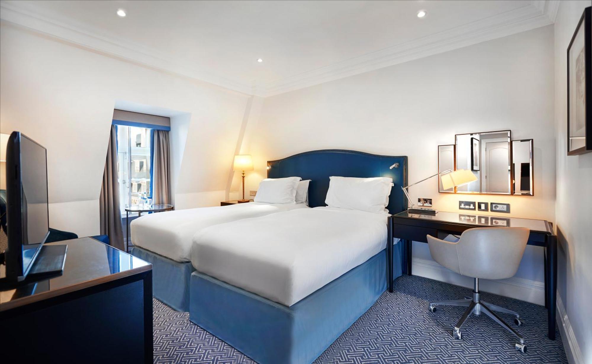 The Waldorf Hilton Hotel Лондон Екстериор снимка