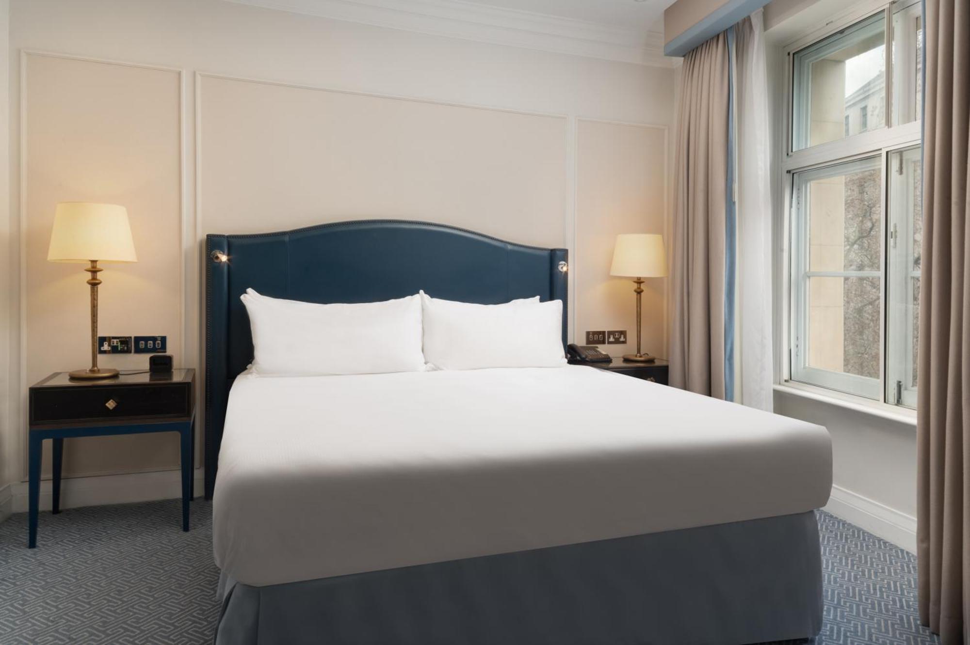 The Waldorf Hilton Hotel Лондон Екстериор снимка